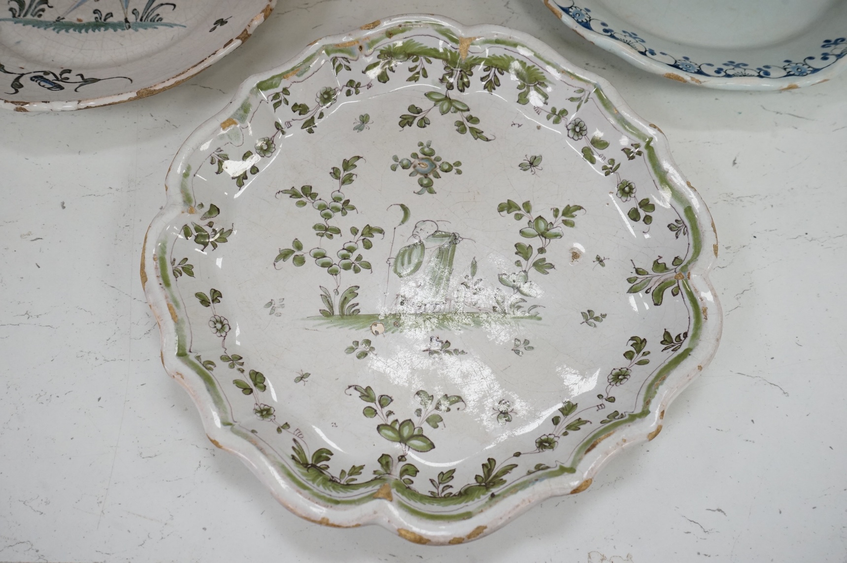 An oak three bottle tantalus, with key, together with three 18th/19th century faience plates and a Royal Worcester jug, tantalus 36cm wide